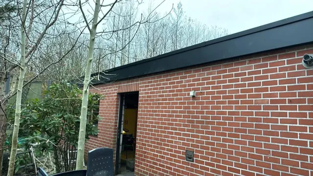 Aanbouw met plat dak en strakke dakrand