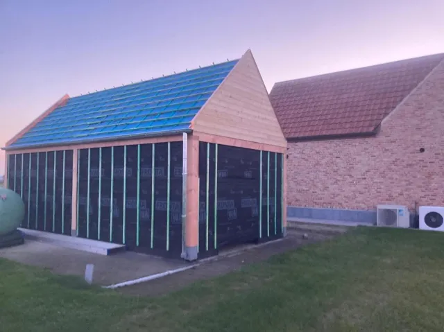 Houten bijgebouw in opbouw met dampopen folie