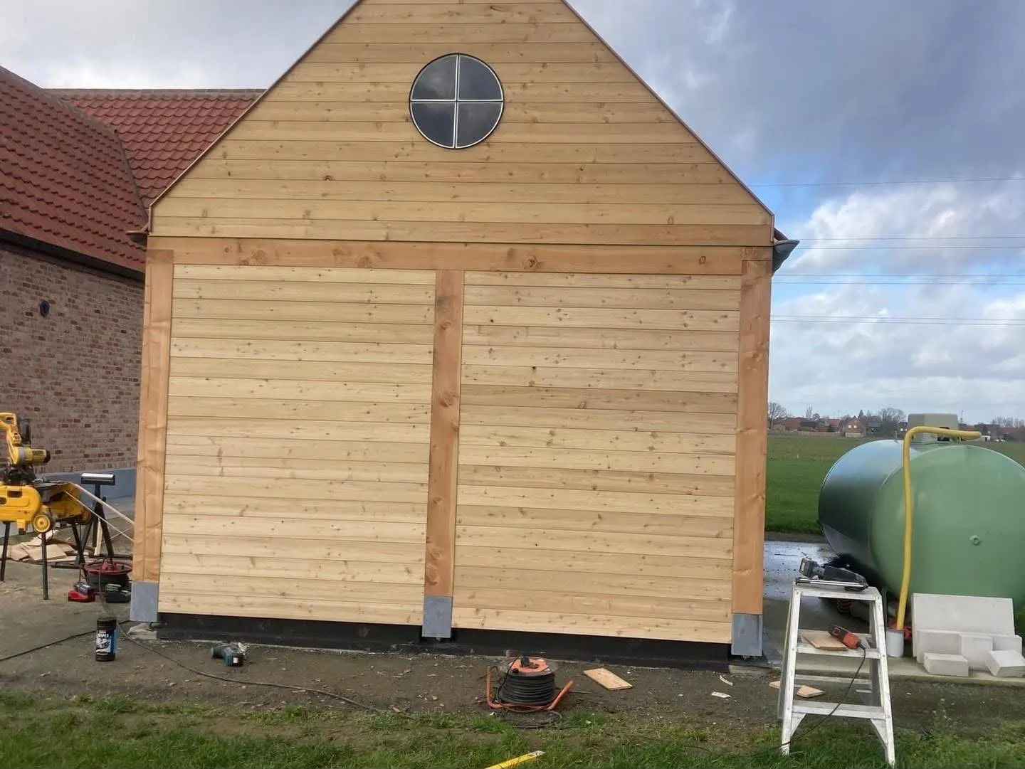 Afgewerkte houten gevel