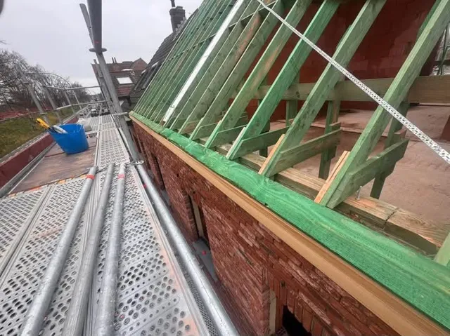 Nieuwe houten dakopbouw op een bestaande woning met stelling