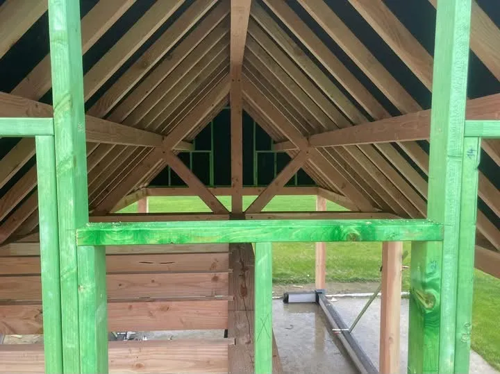 Houten gebinte in opbouw