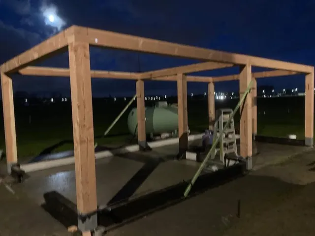 Houten carport in opbouw