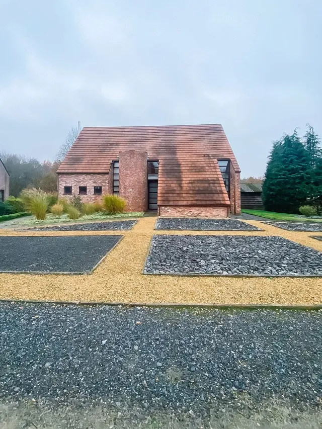 Nieuwbouw met rood pannendak vanaf een andere hoek
