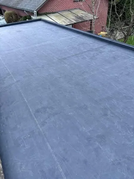 Detail van een EPDM aansluiting op een plat dak