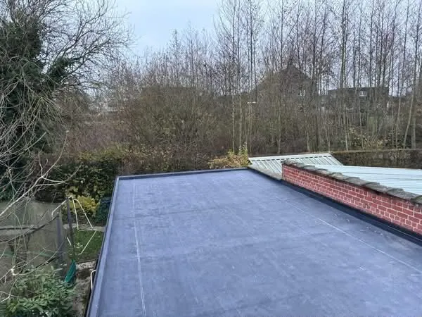 Afgewerkt plat dak in EPDM
