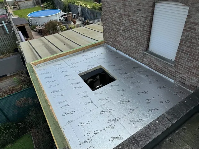 Isolatieplaten op een plat dak