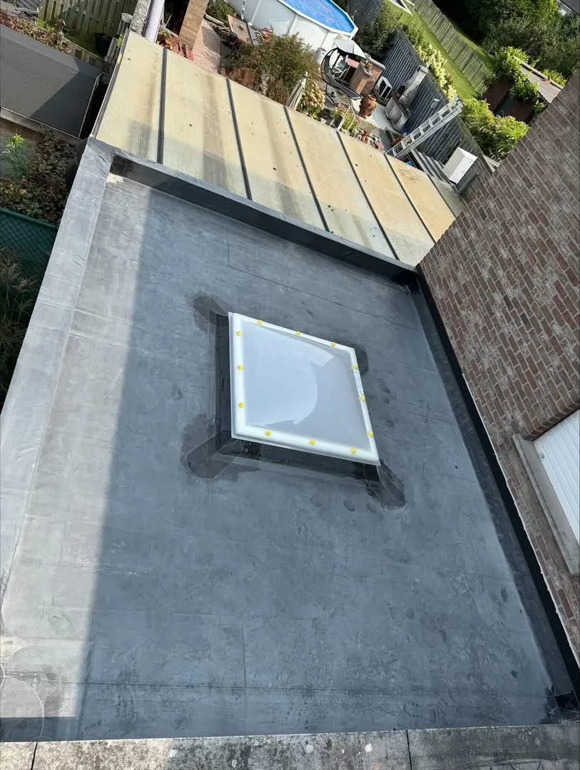 Afgewerkt plat dak met lichtkoepel
