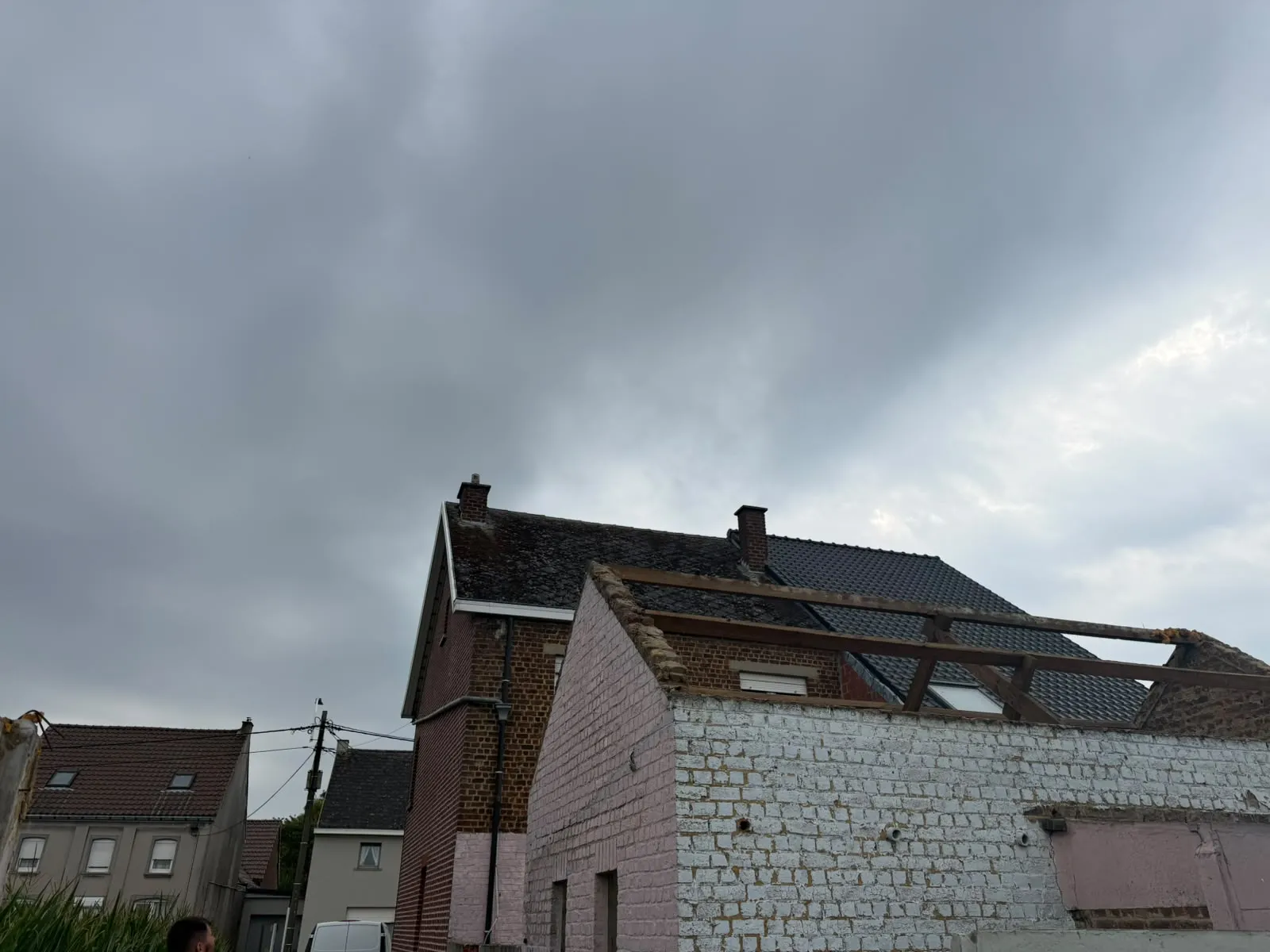 Rijwoning met het oude dak vóór de werken